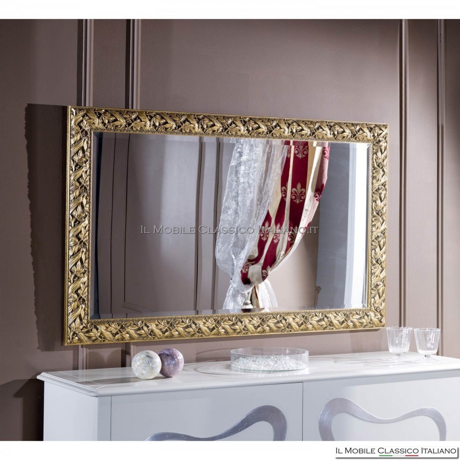 Specchio grande da parete con cornice intagliata, finitura in foglia oro