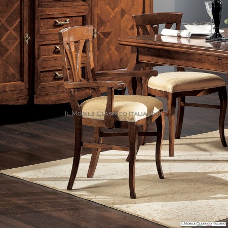 Silla tapizada con reposabrazos  Los muebles italianos clásicos